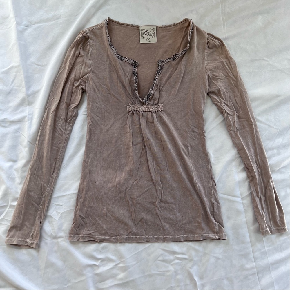 Long sleeve top.